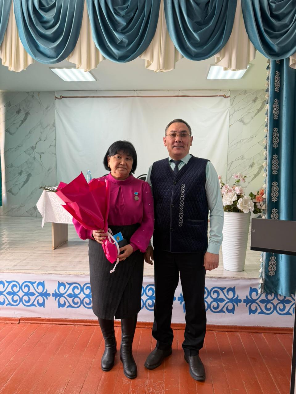 Қуанышты жаңалық!  Мектебіміздің оқу ісі жөніндегі меңгерушісі Журагатова Айнур Токтаркановна жас ұрпақты оқыту мен тәрбиелеу ісіндегі елеулі еңбегі, білім беру саласын дамытуға қосқан зор үлесі үшін «Ыбырай Алтынсарин» төсбелгісімен марапатталды